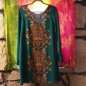 Elegant dress with a peak a boo back